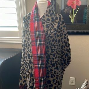 This is a double sided scarf/throw! One side is leopard/plaid